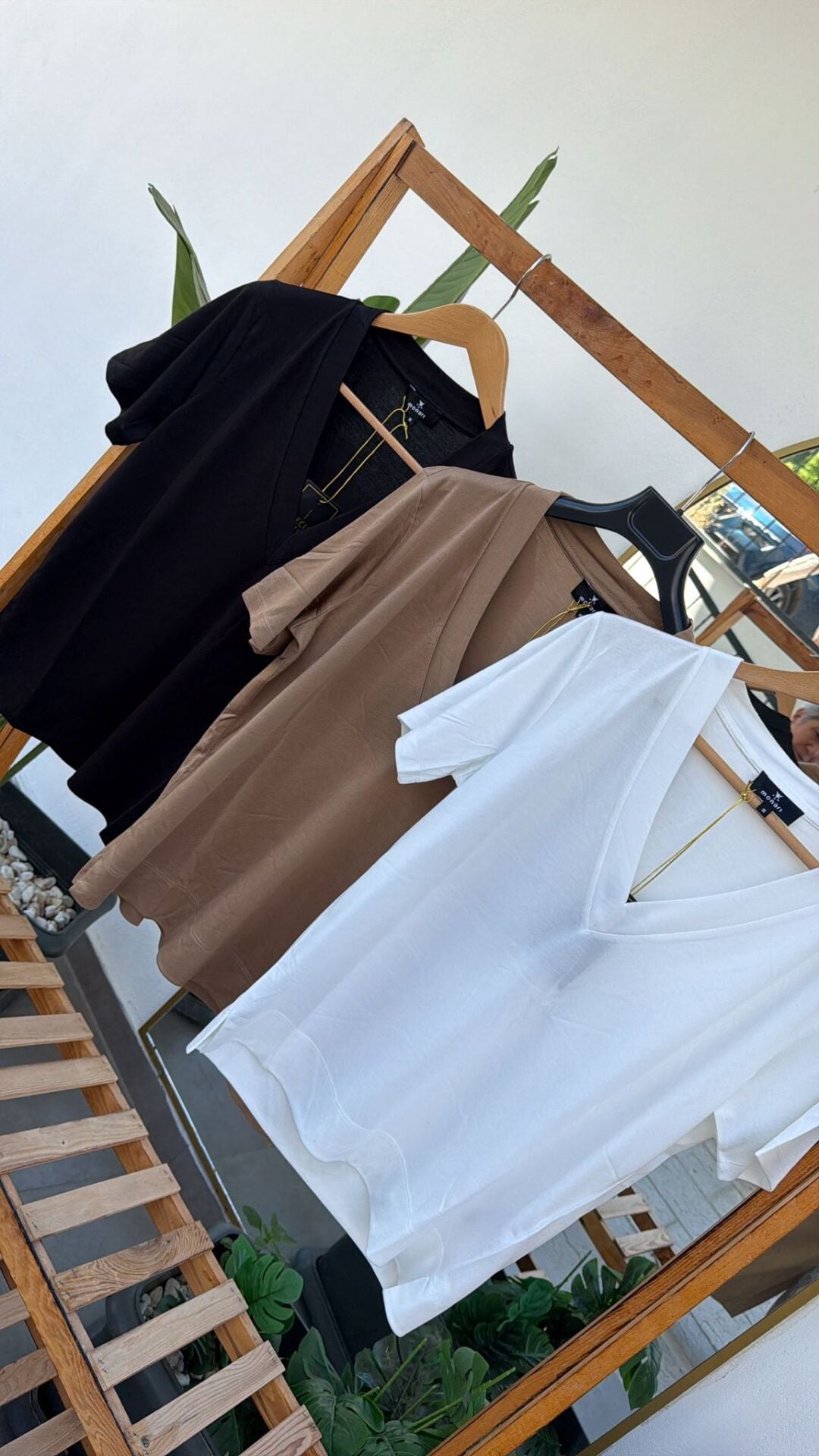 Monari v yaka tshirt