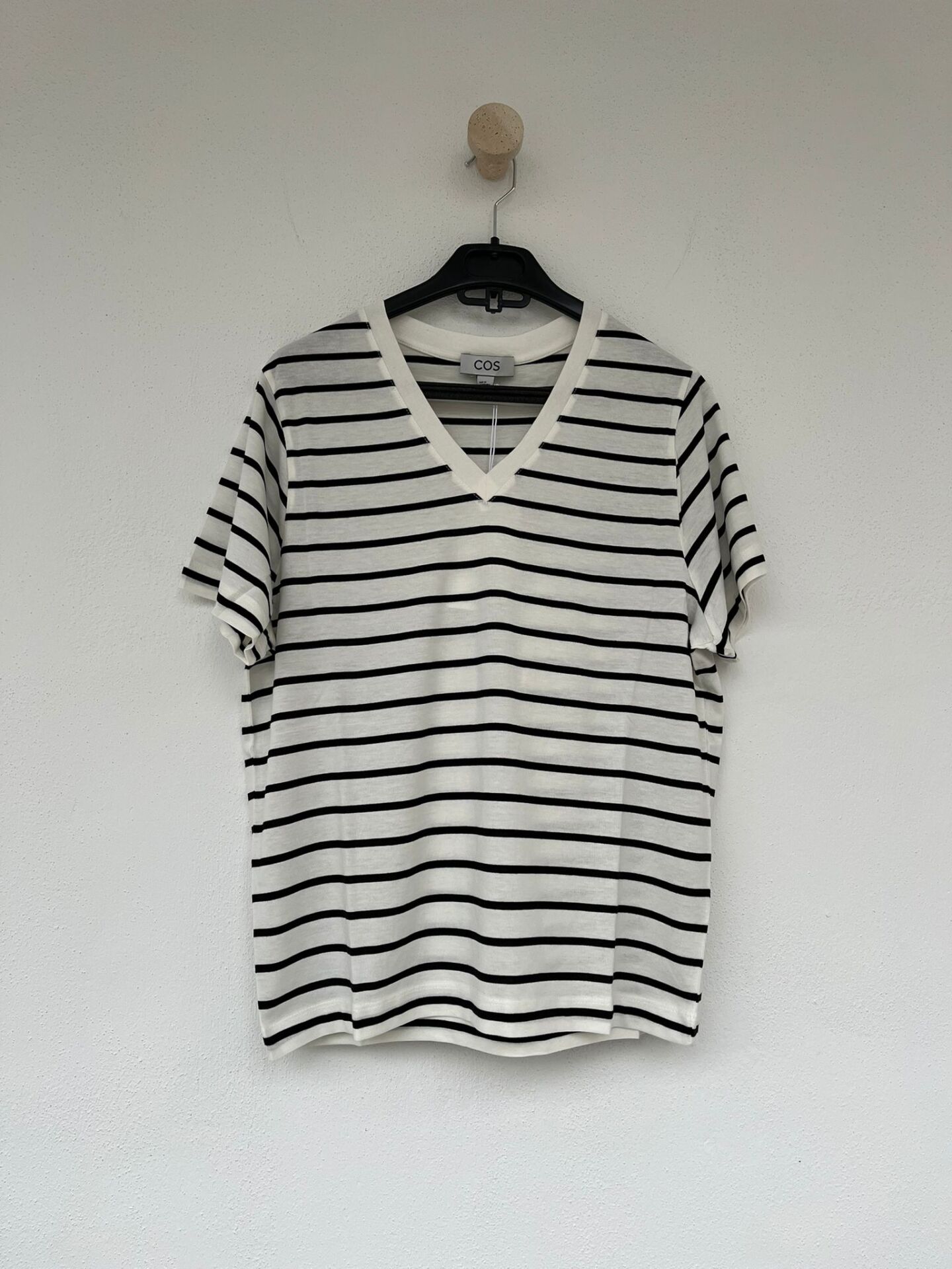 Cos siyah krem çizgili v yaka tshirt