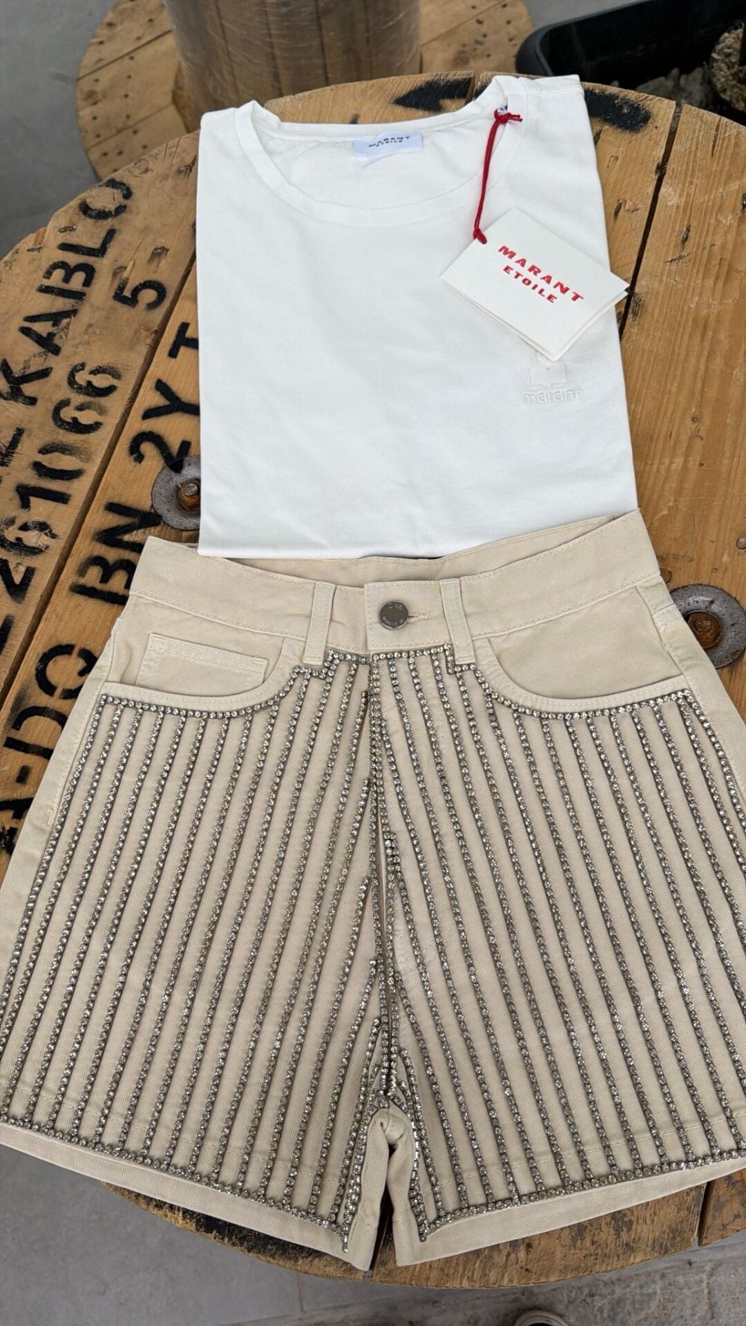 Taşlı kadın şortu