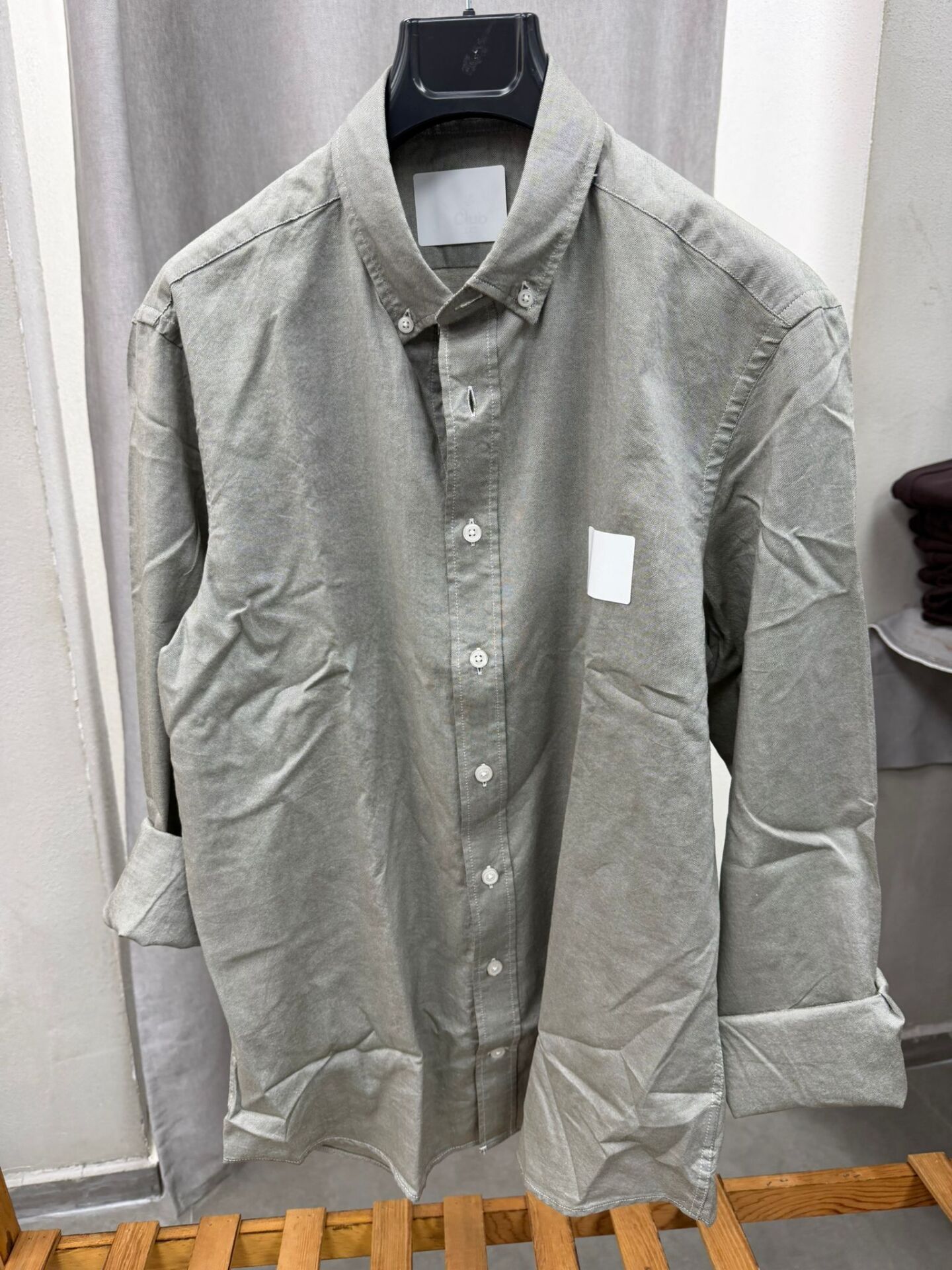 Gri-yeşil erkek gömleği