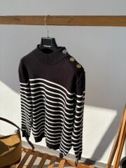 Çizgili yakası düğmeli Kazak