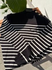 Çizgili yakası düğmeli Kazak